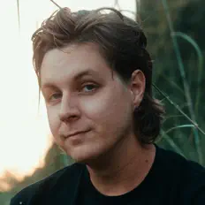 Escucha a Houston Keen, mira videos musicales, lee su biografía, consulta las fechas de las gira y más.