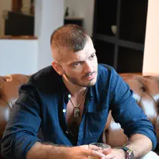 Poslechněte si interpreta Dan Nebunu, sledujte hudební videa, přečtěte si životopis, podívejte se na data turné a další informace.