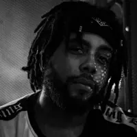 聆聽 undefined、觀看音樂影片、閱讀小傳、查看巡演日期等！