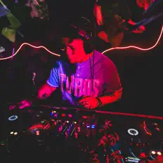 聆聽 Stateeast、觀看音樂影片、閱讀小傳、查看巡演日期等！