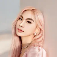 Escucha a undefined, mira videos musicales, lee su biografía, consulta las fechas de las gira y más.