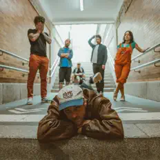 Follow the Yを聴いたり、ミュージックビデオを鑑賞したり、経歴やツアー日程などを確認したりしましょう！