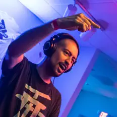 收听 SenPi、观看音乐视频、阅读小传、查看巡演日期等 ！