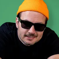 Ascolta undefined, guarda video musicali, leggi la biografia, vedi le date del tour & altro!