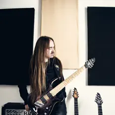 Poslechněte si interpreta Dr.Viossy, sledujte hudební videa, přečtěte si životopis, podívejte se na data turné a další informace.