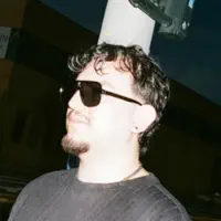 Hör dir undefined an, schau dir Musikvideos an, lies die Biografie, finde Tourdaten und mehr!