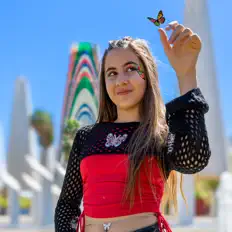 Nazaret Morenoを聴いたり、ミュージックビデオを鑑賞したり、経歴やツアー日程などを確認したりしましょう！