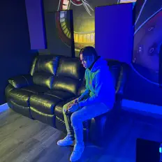 Poslechněte si interpreta K1ngsha, sledujte hudební videa, přečtěte si životopis, podívejte se na data turné a další informace.