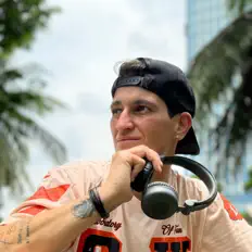 Ouve Alessia Anzallo, vê vídeos de música, lê a biografia, vê as datas da digressão e muito mais!