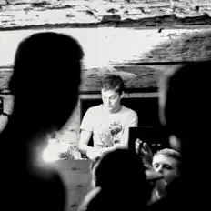 Yuscaを聴いたり、ミュージックビデオを鑑賞したり、経歴やツアー日程などを確認したりしましょう！