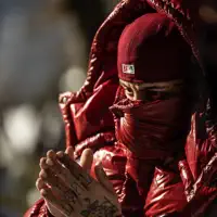 聆聽 undefined、觀看音樂影片、閱讀小傳、查看巡演日期等！