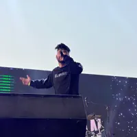 收听 undefined、观看音乐视频、阅读小传、查看巡演日期等 ！