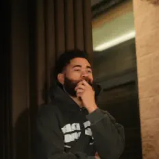 聆聽 Yh Shon、觀看音樂影片、閱讀小傳、查看巡演日期等！