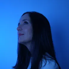 聆聽 María Parra、觀看音樂影片、閱讀小傳、查看巡演日期等！