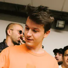 聆聽 BERRY、觀看音樂影片、閱讀小傳、查看巡演日期等！