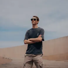 Thönis dinle, müzik videolarını izle, biyografisini oku, tur tarihlerini ve daha fazlasını gör!