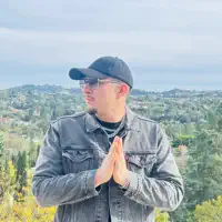 Posłuchaj wykonawcy undefined, obejrzyj teledyski, przeczytaj biografię, zobacz daty tras koncertowych i nie tylko!