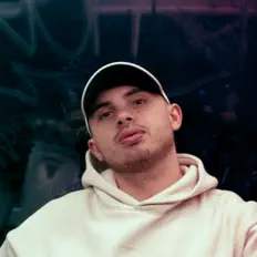 Escucha a illay, mira videos musicales, lee su biografía, consulta las fechas de las gira y más.