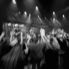 收听 Fields、观看音乐视频、阅读小传、查看巡演日期等 ！