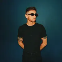 Ascolta undefined, guarda video musicali, leggi la biografia, vedi le date del tour & altro!
