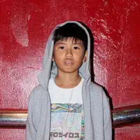 undefined을(를) 듣고, 뮤직 비디오를 보고, 약력을 읽고, 투어 일정 등을 확인하세요!