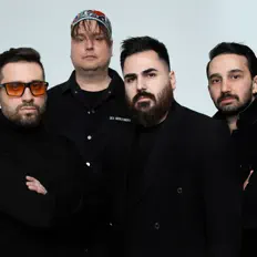 Écoutez KAPIKO, regardez des vidéoclips, lisez la biographie, consultez les dates de tournée et plus encore !