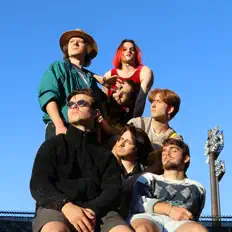 Ouve Sum City, vê vídeos de música, lê a biografia, vê as datas da digressão e muito mais!