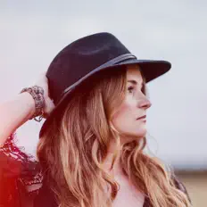 Posłuchaj wykonawcy Lisa Piccirillo, obejrzyj teledyski, przeczytaj biografię, zobacz daty tras koncertowych i nie tylko!