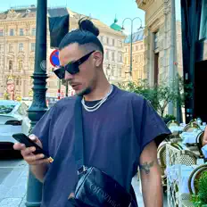 Écoutez Hella High, regardez des vidéoclips, lisez la biographie, consultez les dates de tournée et plus encore !