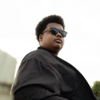 收听 undefined、观看音乐视频、阅读小传、查看巡演日期等 ！