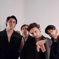 undefined dinle, müzik videolarını izle, biyografisini oku, tur tarihlerini ve daha fazlasını gör!