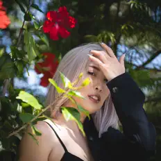 Tinakoを聴いたり、ミュージックビデオを鑑賞したり、経歴やツアー日程などを確認したりしましょう！