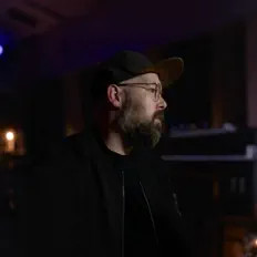 收听 ApeTunes、观看音乐视频、阅读小传、查看巡演日期等 ！