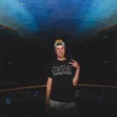 Posłuchaj wykonawcy Twopercent, obejrzyj teledyski, przeczytaj biografię, zobacz daty tras koncertowych i nie tylko!