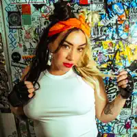 聆聽 undefined、觀看音樂影片、閱讀小傳、查看巡演日期等！