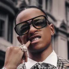 聆聽 KULA、觀看音樂影片、閱讀小傳、查看巡演日期等！