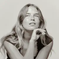 undefinedを聴いたり、ミュージックビデオを鑑賞したり、経歴やツアー日程などを確認したりしましょう！