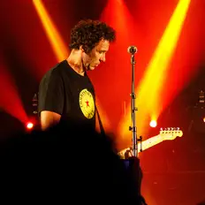 Ouça Commissaire Juve, assista a videoclipes, leia a biografia, veja as datas das turnês e mais!