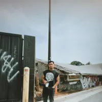 undefined dinle, müzik videolarını izle, biyografisini oku, tur tarihlerini ve daha fazlasını gör!
