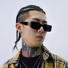 $bee을(를) 듣고, 뮤직 비디오를 보고, 약력을 읽고, 투어 일정 등을 확인하세요!