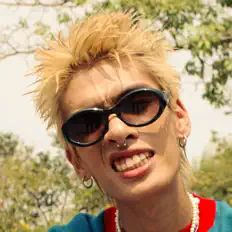 聆聽 FIZZIE、觀看音樂影片、閱讀小傳、查看巡演日期等！