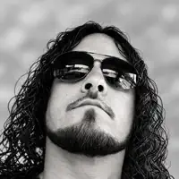 undefined dinle, müzik videolarını izle, biyografisini oku, tur tarihlerini ve daha fazlasını gör!