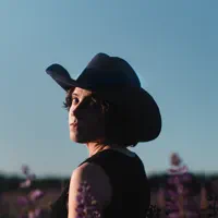 聆聽 undefined、觀看音樂影片、閱讀小傳、查看巡演日期等！