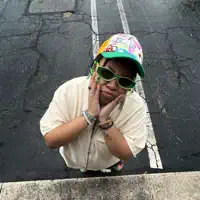 Escucha a undefined, mira vídeos musicales, lee la biografía, consulta fechas de giras y mucho más.