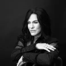 Écoutez Holly Jones, regardez des vidéoclips, lisez la biographie, consultez les dates de tournée et plus encore !