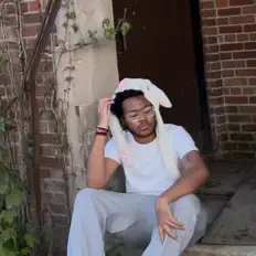 聆聽 42K!rbyy、觀看音樂影片、閱讀小傳、查看巡演日期等！