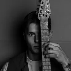 Hör dir Lucas Nicholas an, schau dir Musikvideos an, lies die Biografie, finde Tourdaten und mehr!