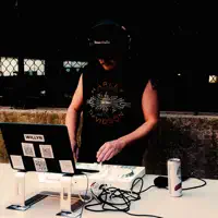 收听 undefined、观看音乐视频、阅读小传、查看巡演日期等 ！