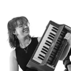 Ouça Liability Luke, assista a videoclipes, leia a biografia, veja as datas das turnês e mais!