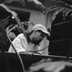 Ouça MZCLBR, assista a videoclipes, leia a biografia, veja as datas das turnês e mais!